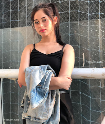 jannat zubair hot pants photo	