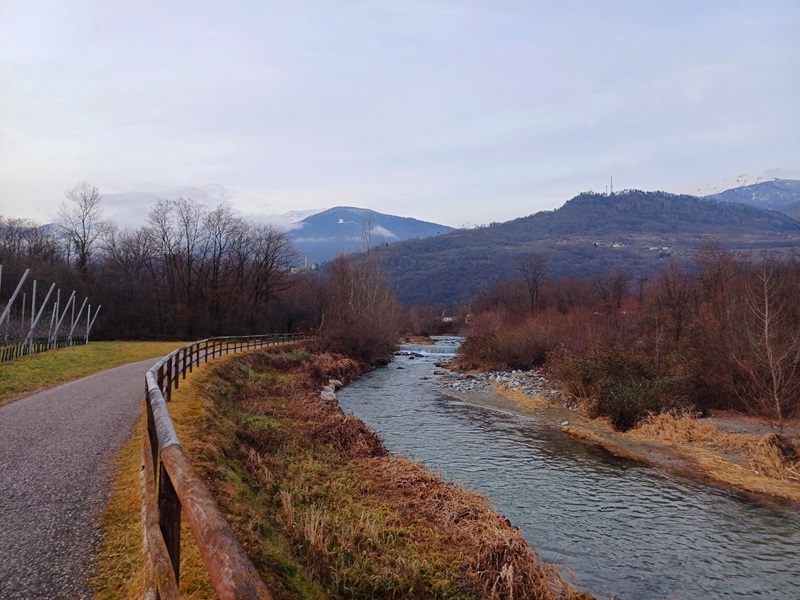 Il Brenta e la ciclabile correndo verso Borgo Valsugana - 1 gennaio 2024