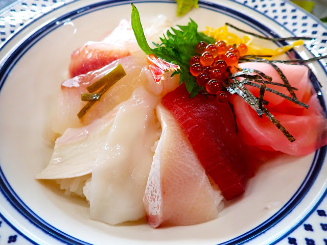 以白魚為主料的海鮮蓋飯！
