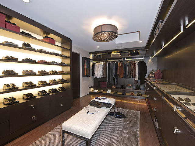 Picture of large walk in closet 