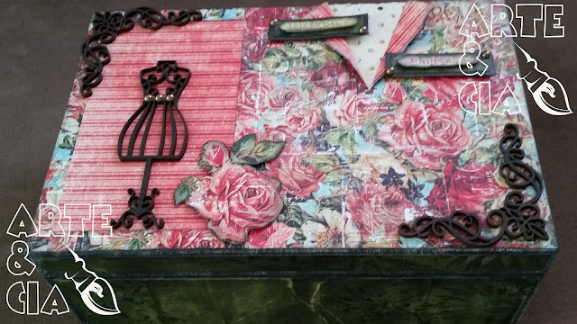 Caixa com apliques de madeira e scrapbooking: corselet (visão geral)