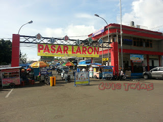 mencari makan di alun-alun kota batu