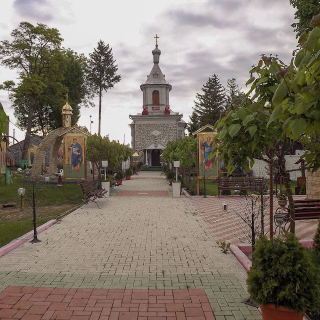 Церковь Св. Троицы в молдавском селе Шофрынкань. Построена на месте бывшей здесь церкви 1867 года.