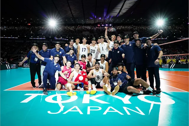 Equipe dos Estados Unidos posa para foto com o mascote de Paris 2024