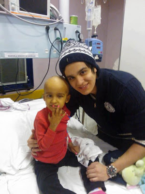 Luan Santana visita fã no hospital
