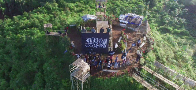 Rayah Raksasa berkibar di Bukit Tranggulasih