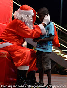 Papai Noel recebe criança na noite de domingo