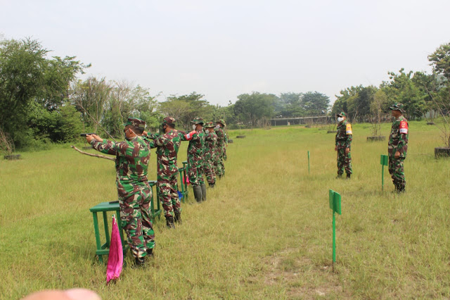 KodimKaranganyar – Mayor Inf Afrisal Rahman Tinjau Latihan Menembak Kodim 0727 Karanganyar