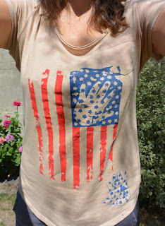T-shirt beige drapeau americain usé avec empreintes de mains. Peint à la main.
