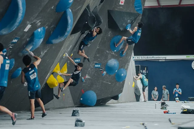 Atletas durante a qualificação do boulder