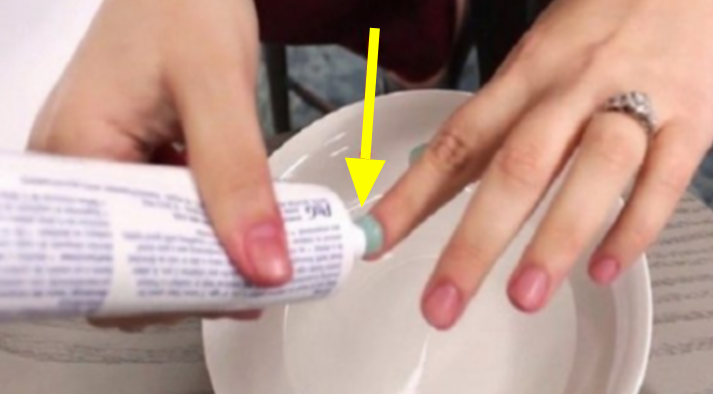 She Applies Toothpaste On Her Nails, It Will Amaze All Women!