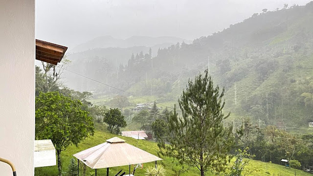 Dia lluvioso con vista hacia la reserva natural alto de Insor - una reserva catalogada como bosque de niebla, hermosos paisajes y animales espectaculares como el oso de anteojos y el águila.