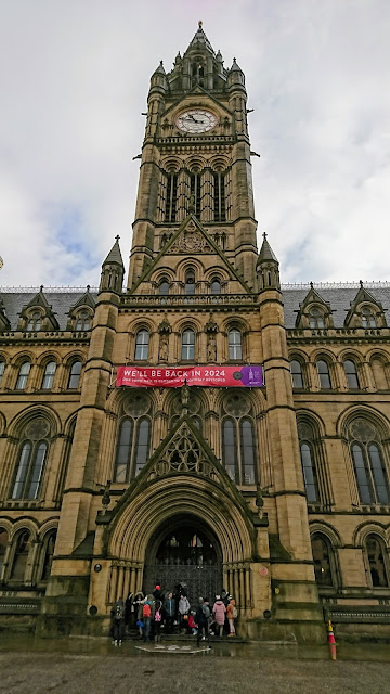 02-Manchester-town-hall-front-exterior-day-Manchester-tourist-attractions-top-3-recommendation