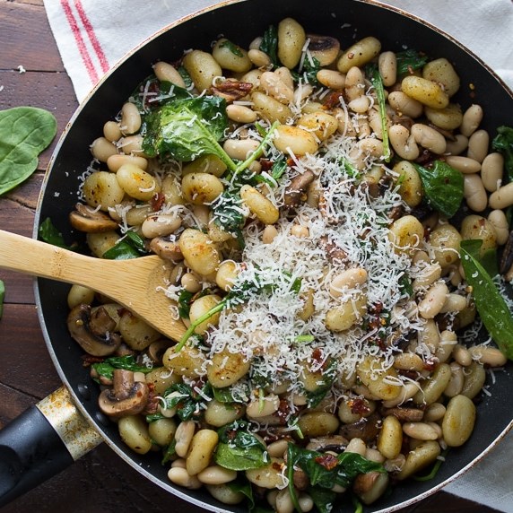 One Pan Gnocchi with Sundried Tomatoes and White Beans #vegetarian #onepot