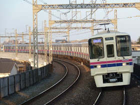 京王電鉄　快速　京王多摩センター行き4　9000系(平日4本運行)