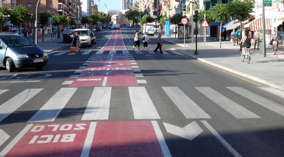 carril bici central incomunicado con todo y la ciclista por la acera