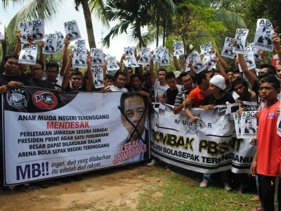 Penyokong demo desak Che Mat Jusoh letak jawatan