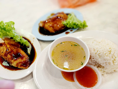 Makan Nasi Ayam Dengan Ayam Lebih Memang Sedap!