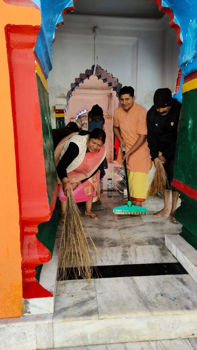 खबर पत्रवार्ता : जशपुर विधायक रायमुनि भगत ने पकड़ा झाड़ू,बालाजी दरबार से शुरु हुई स्वच्छता की शुरुआत,नगर पालिका उपाध्यक्ष समेत पार्षद हुए शामिल,मोदी के स्वच्छ भारत मिशन का दिखेगा जशपुर में असर।