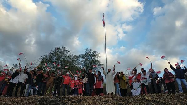 Menyambut HUT RI Ke-78, Ratusan Warga Kota Bima Kibarkan Sang Merah Putih di Bukir Doro Lawa