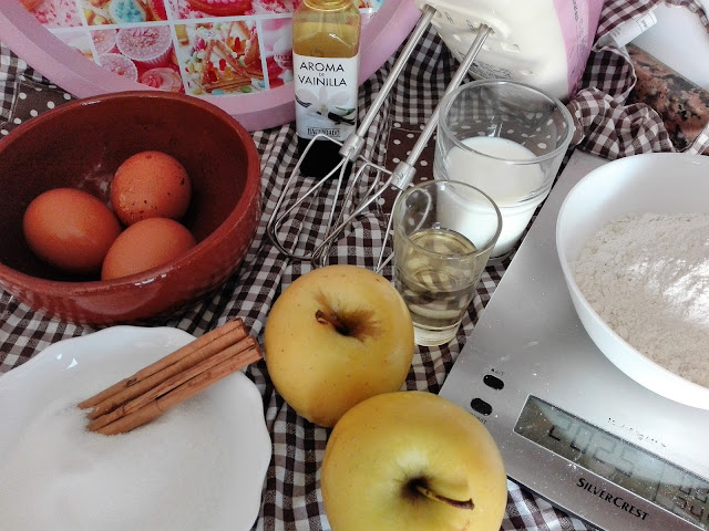 Foto de ingredientes para la preparación de un pastel manzana