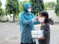 Berbagi dibulan ramadhan, TP PKK Takalar dan TP PKK Sulsel bagi-bagi nasi kotak 