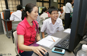 Senior citizens learn IT skills from grandchildren and students at cyber bootcamp