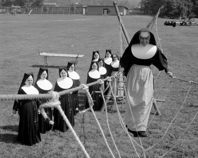 Divertidas fotografías de monjas pasándoselo bien en los años 60