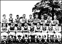 ARSENAL FC - Londres, Inglaterra - Temporada 1963-64 - David Court, Terry Neill, Joe Baker, Freddie Clarke, John Barnwell, John McLeod, George Eastham, Jimmy McGill y George Armstrong;  Vic Groves, Alan Skirton, Billy McCullough, Laurie Brown, Jack McClelland, Bob Wilson, Geoff Strong, John Sneddon y Dave Bucuzzi - Plantilla del Arsenal FC, que se clasificó 8º en la Football League inglesa