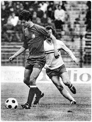 Villar encara a un jugador rumano. SELECCIÓN DE RUMANÍA 1 SELECCIÓN DE ESPAÑA 0. 16/04/1977. XI Copa del Mundo de Argentina 1978, fase de clasificación, Grupo VIII. Bucarest, Rumanía, Steaua Stadium (20.000 espectadores). GOLES: 1-0: 6’, Benito en propia puerta