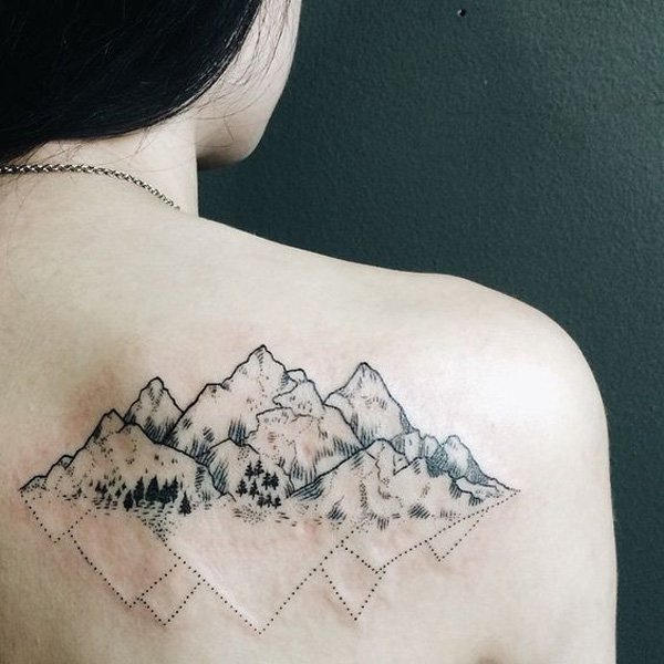 Este queridos mostra uma volta de montanha tatuagem com dois lados: um que mostra a aspereza e detalhes, enquanto o outro é um simples esboço, que é suave e uniforme. Isso pode também significar que os dois lados.