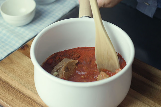 Mix all the bibimbap sauce ingredients well.