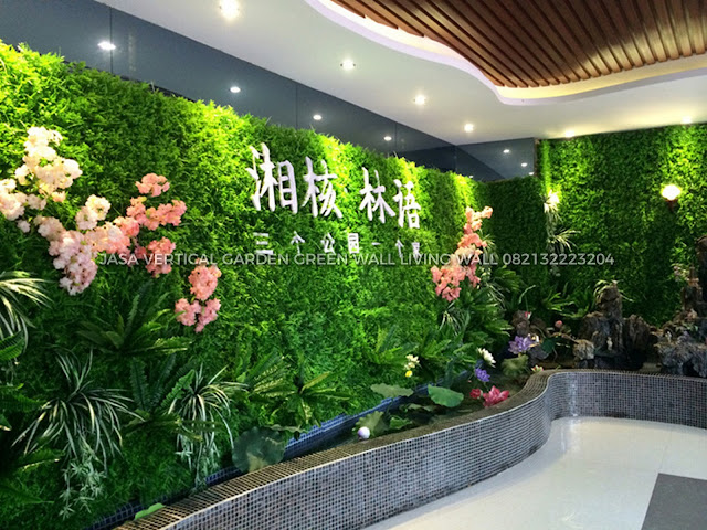 VERTICAL GARDEN ARTIFICIAL SINTETIS SURABAYA Vertical Garden artificial sintetis adalah taman yang dibentuk dan dibuat dengan posisi tegak, vertical garden sintets itu sendiri memiliki berbagai fungsi tidak hanya sebagai faktor estetika tapi juga sebagai penghadiran ruang asri dalam lingkungan, Untuk itu kami siap membuatkan Taman Vertical Garden Sintetis atau tanaman artificial di SURABAYA