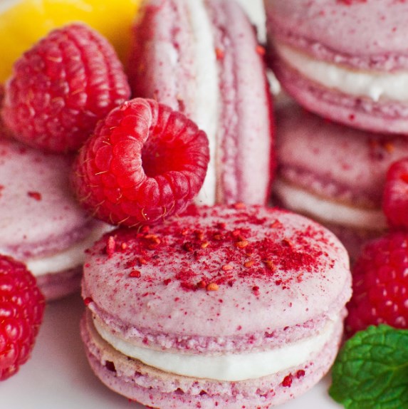 RASPBERRY MACARONS WITH LEMON BUTTERCREAM #Sweet #Cookies