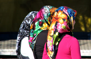 Alanya'da başörtüsü takan kadınlar
