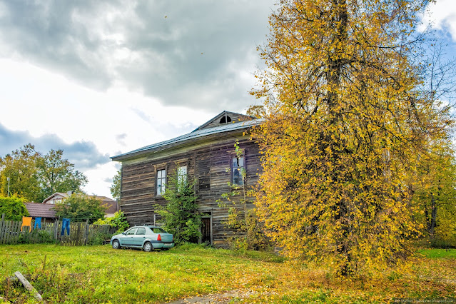 Старый деревянный дом и припаркованная машина