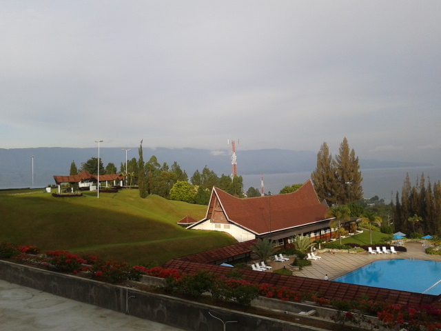 Foto foto Perjalanan Pemandangan Danau Toba dari Hotel 