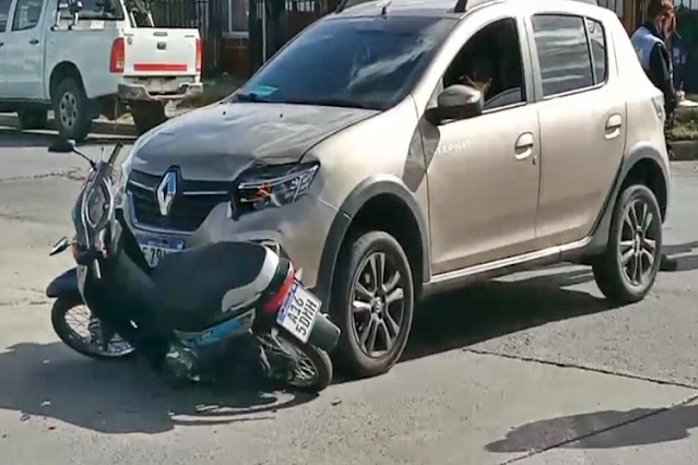 Choque con una joven motociclista lesionada