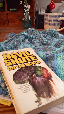 Reading On the Beach while knitting Reyna shawl & sharing on Yarn Along