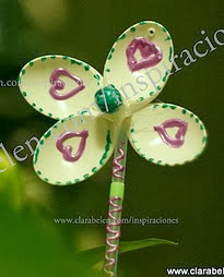 http://clarabelen.com/inspiraciones/959/manualidades-nuevos-modelos-e-ideas-de-flores-de-cucharas-de-plastico-para-decorar-las-macetas/