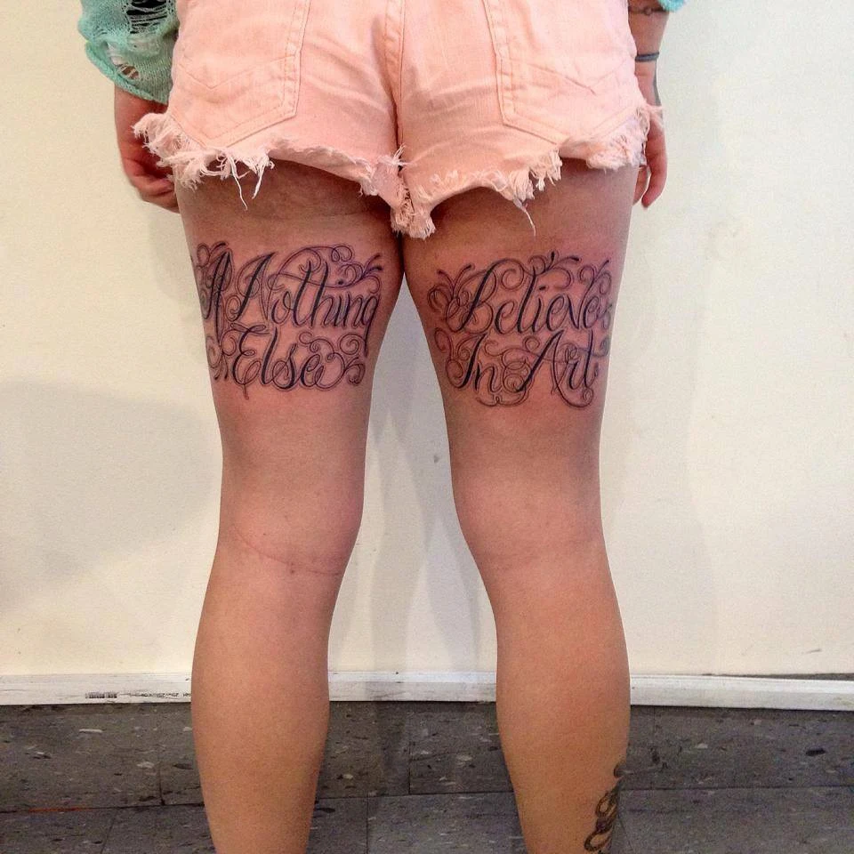 Tatuaje detras  de la pierna en chica