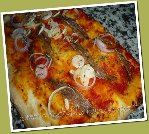 Pizza rossa con acciughe e cipolla (8) Pizza rossa con acciughe e cipolla (8)