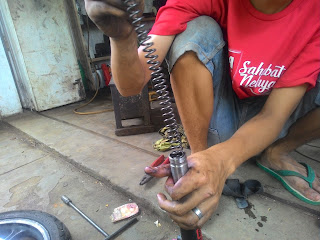 Cara Mengatasi Shockbreaker Depan Keras dan Cara Mudah 