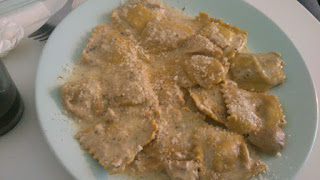 Un plato de raviolis rellenos de boletus