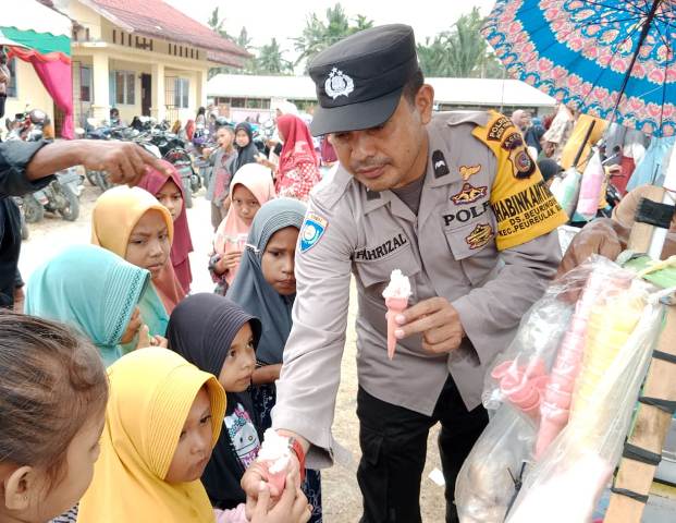 Keceriaan Anak-Anak Terpancar Saat Bersama Bhabinkamtibmas Polsek Peureuak Barat Polres Aceh Timur