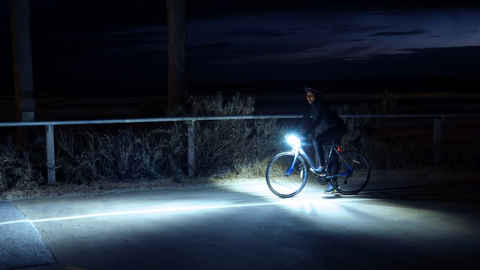Peraturan Kemenhub Bagi Pesepeda di Malam Hari: Wajib Pasang Lampu dan Pakai Baju Reflektor