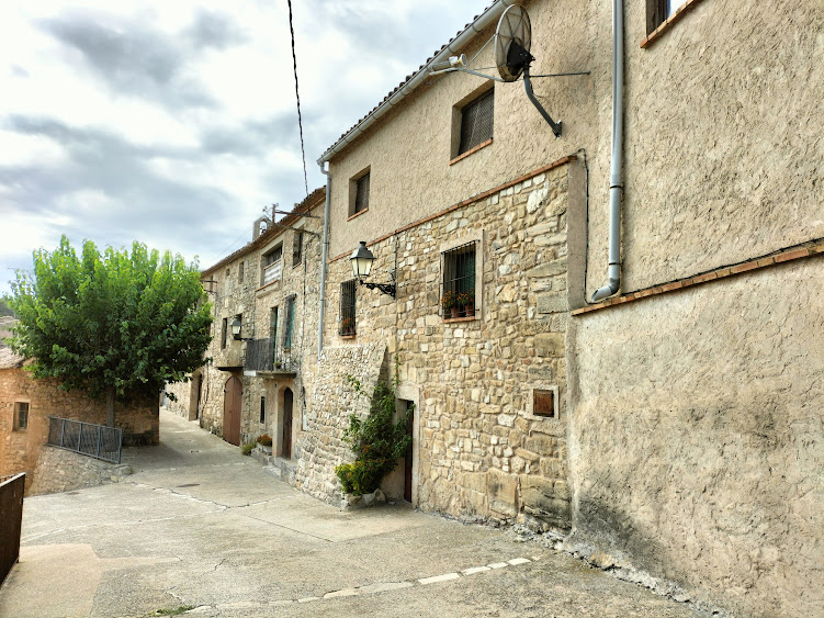 Carrer de Montblanquet amb contrafort