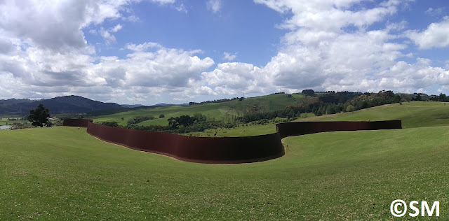 Photo de Te Tuhirangi Contour de Richard Serra à Gibb's Farm Nouvelle-Zélande