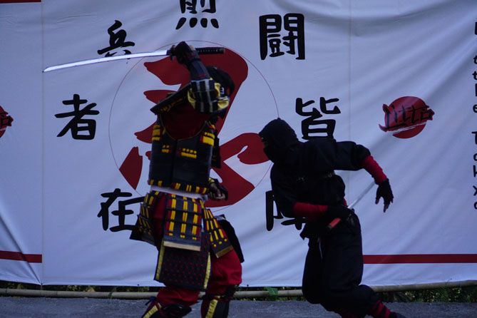 Menonton pertunjukan Samurai vs Ninja di Little Tokyo Jogja