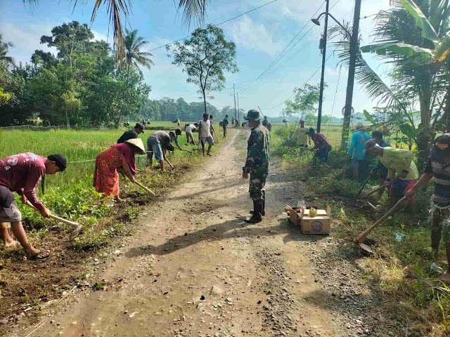 Satgas TMMD ke-124 Kodim 0703/Cilacap Bersama Warga Bersihkan Rumput di Bahu Jalan